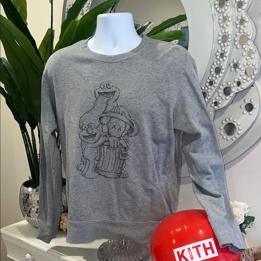 Uniqlo Kaws Gray Crewneck Sweater with Graphic Design 🧸🗑️⚡️
